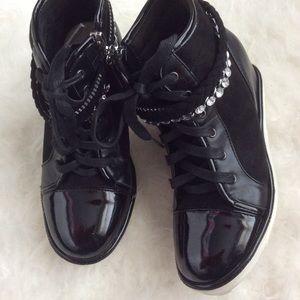 Stuart Weitzman girls black wedge Ariana chain